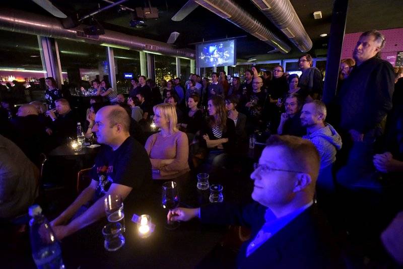 Hugo Race uvrhl zaplněný Jazz Dock do temnoty