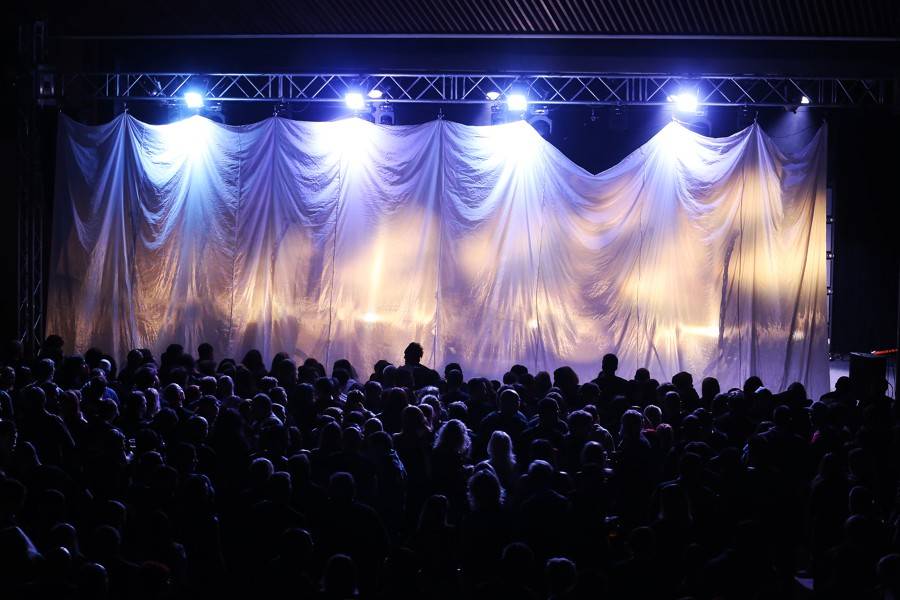 Škwor dál hledá IDentitu: V Hodoníně došlo na plameny i kouřové efekty