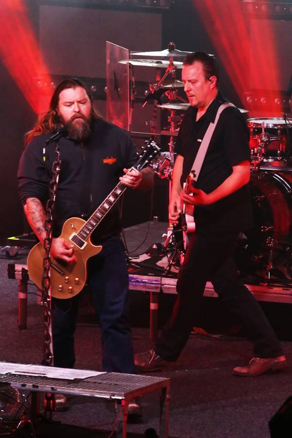 Škwor dál hledá IDentitu: V Hodoníně došlo na plameny i kouřové efekty