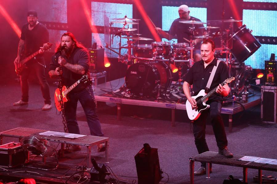 Škwor dál hledá IDentitu: V Hodoníně došlo na plameny i kouřové efekty