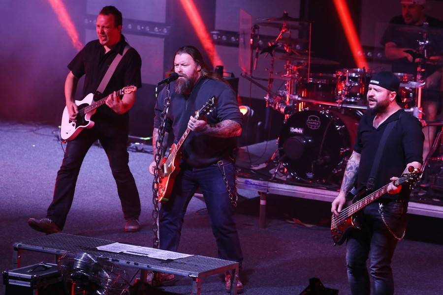 Škwor dál hledá IDentitu: V Hodoníně došlo na plameny i kouřové efekty