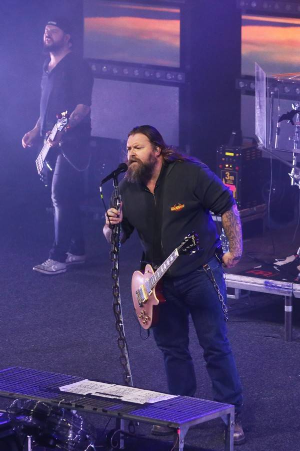 Škwor dál hledá IDentitu: V Hodoníně došlo na plameny i kouřové efekty