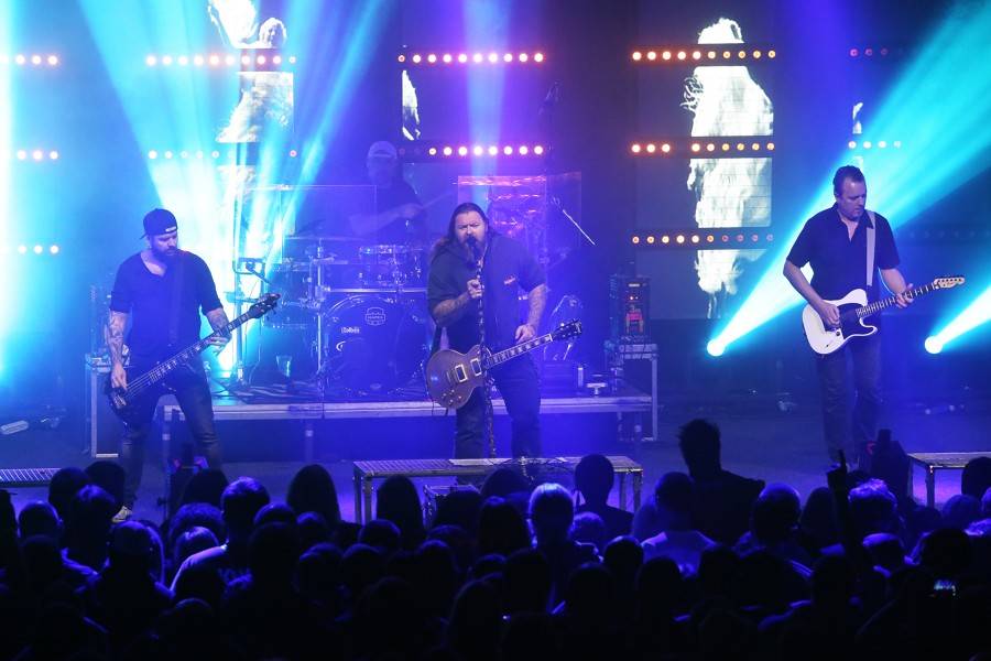 Škwor dál hledá IDentitu: V Hodoníně došlo na plameny i kouřové efekty