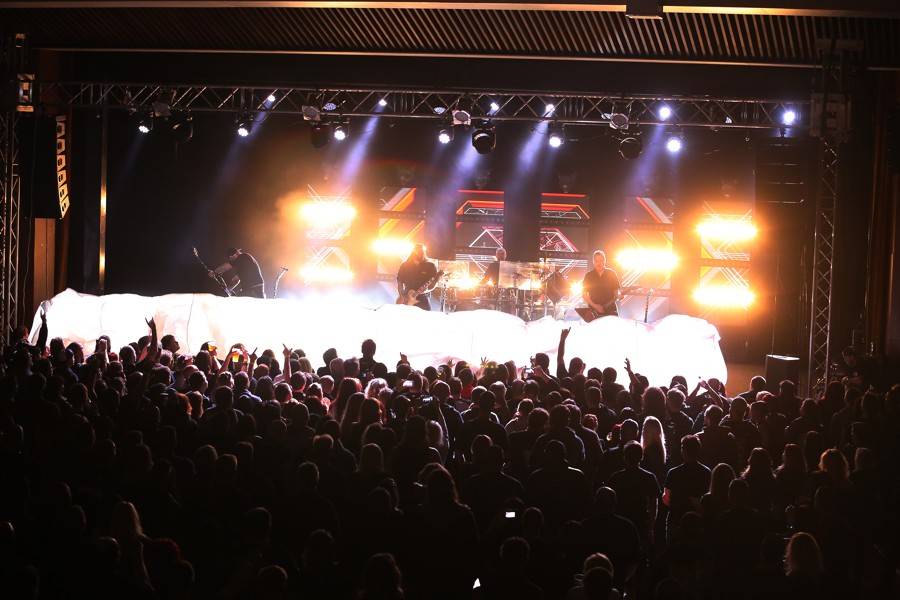 Škwor dál hledá IDentitu: V Hodoníně došlo na plameny i kouřové efekty