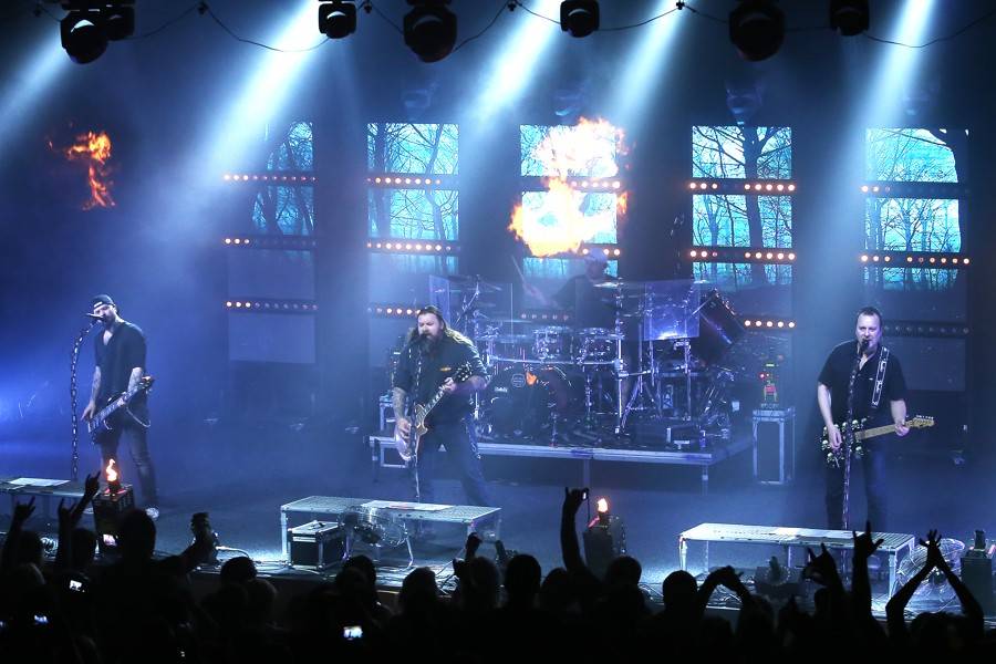 Škwor dál hledá IDentitu: V Hodoníně došlo na plameny i kouřové efekty