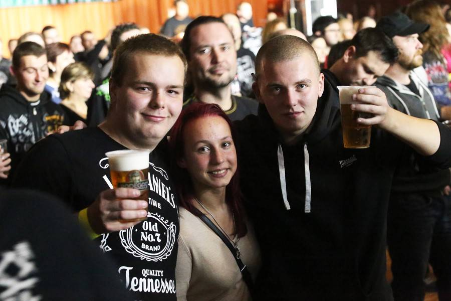 Škwor dál hledá IDentitu: V Hodoníně došlo na plameny i kouřové efekty