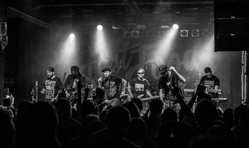 Podzimní Mighty Sounds nabídl Prague Conspiracy, Radio Dead Ones i Fast Food Orchestra