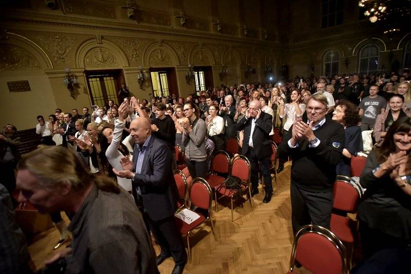 Premiéra The Parliament Of Souls na Žofíně: Pódium patřilo Celeste Buckingham, Ondřeji Rumlovi i Justinu Lavashovi