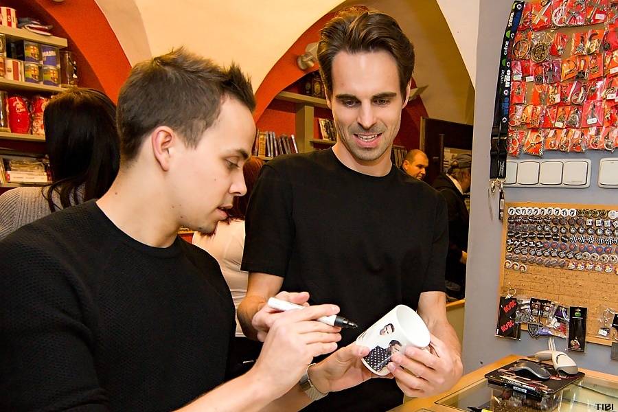 Slza fanouškům v Českých Budějovicích podepsala knihu