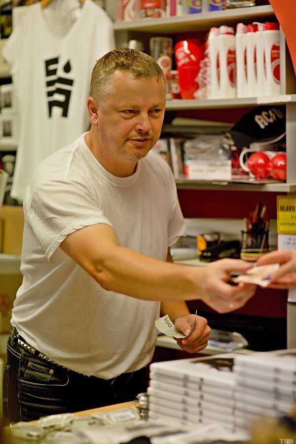 Slza fanouškům v Českých Budějovicích podepsala knihu