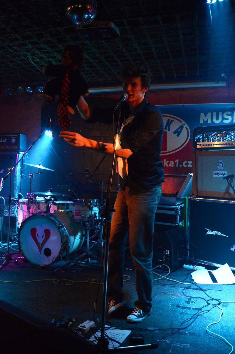 Imodium a OVOCE na společné šňůře: Jejich spojení je drsně hravé a uvěřitelné