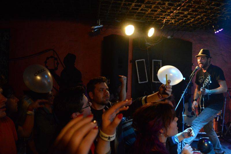 Imodium a OVOCE na společné šňůře: Jejich spojení je drsně hravé a uvěřitelné