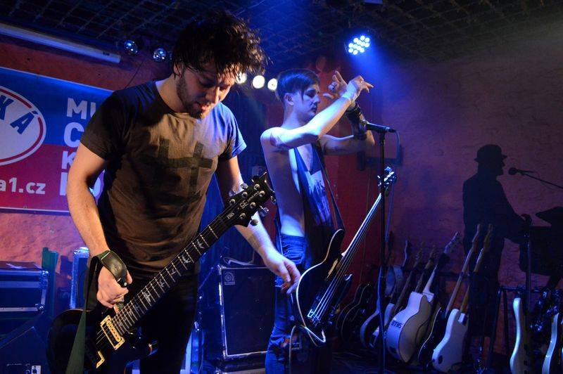 Imodium a OVOCE na společné šňůře: Jejich spojení je drsně hravé a uvěřitelné