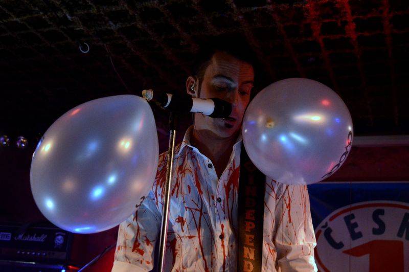 Imodium a OVOCE na společné šňůře: Jejich spojení je drsně hravé a uvěřitelné