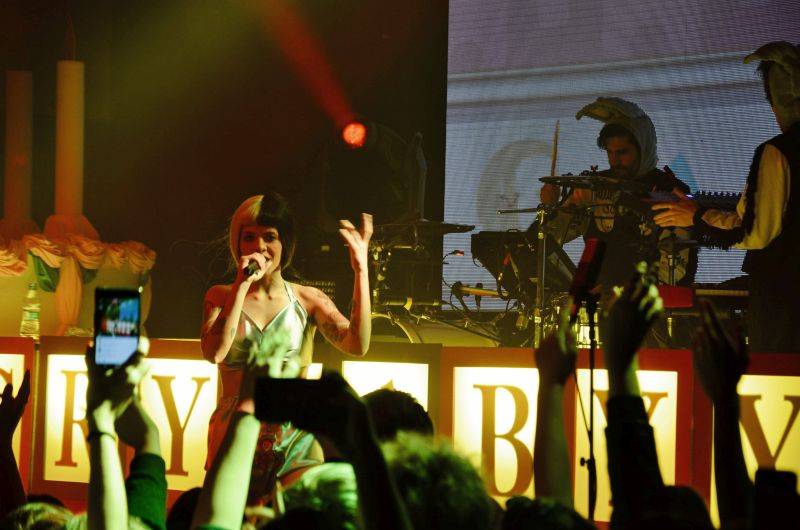 Melanie Martinez vystoupila v Praze nachlazená, fanoušci jí ale vydatně pomáhali