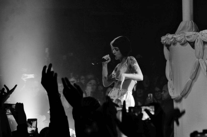 Melanie Martinez vystoupila v Praze nachlazená, fanoušci jí ale vydatně pomáhali