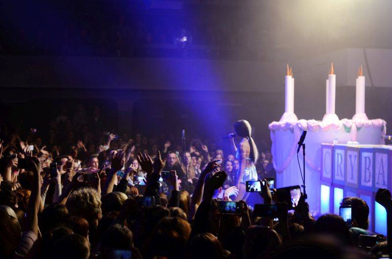 Melanie Martinez vystoupila v Praze nachlazená, fanoušci jí ale vydatně pomáhali