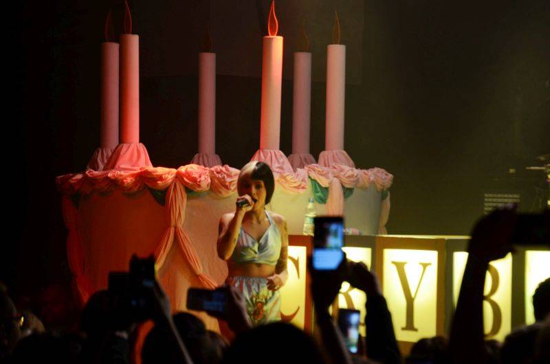 Melanie Martinez vystoupila v Praze nachlazená, fanoušci jí ale vydatně pomáhali