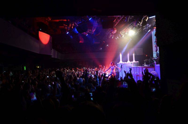 Melanie Martinez vystoupila v Praze nachlazená, fanoušci jí ale vydatně pomáhali