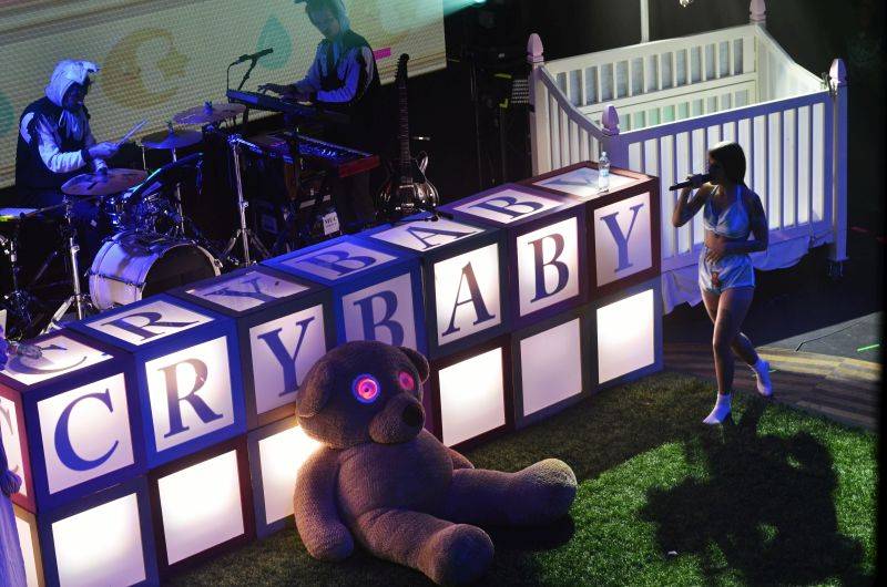 Melanie Martinez vystoupila v Praze nachlazená, fanoušci jí ale vydatně pomáhali