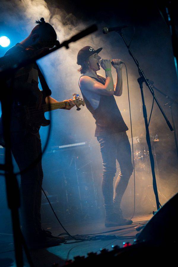 The Qemists v Brně splynuli s publikem: Nošení na rukou si všichni užili dosyta