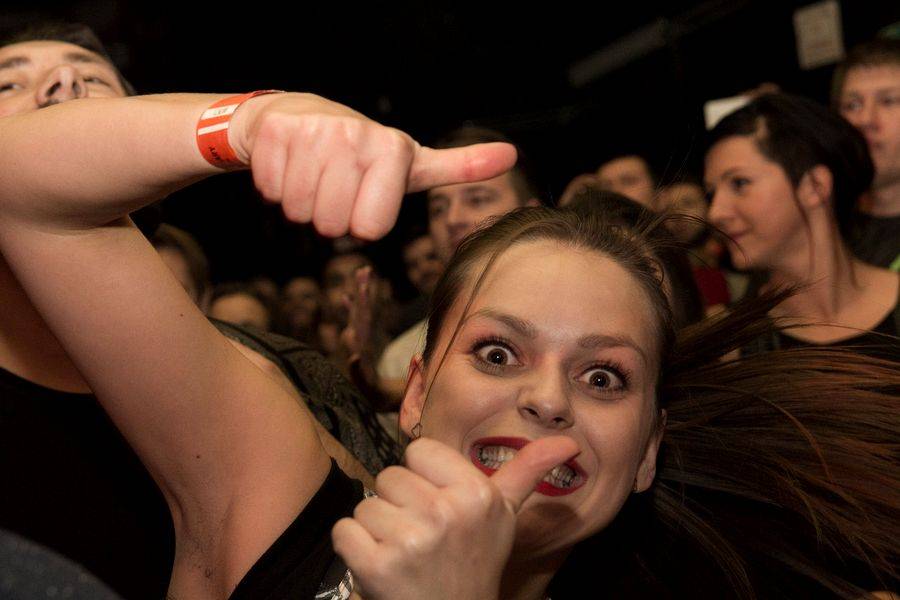 The Qemists v Brně splynuli s publikem: Nošení na rukou si všichni užili dosyta