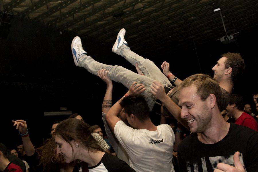 The Qemists v Brně splynuli s publikem: Nošení na rukou si všichni užili dosyta