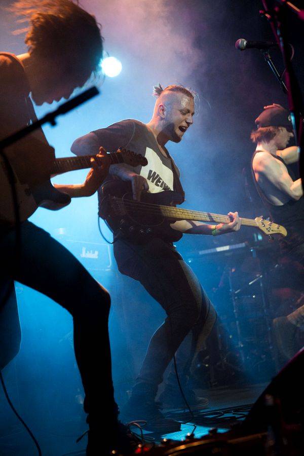 The Qemists v Brně splynuli s publikem: Nošení na rukou si všichni užili dosyta