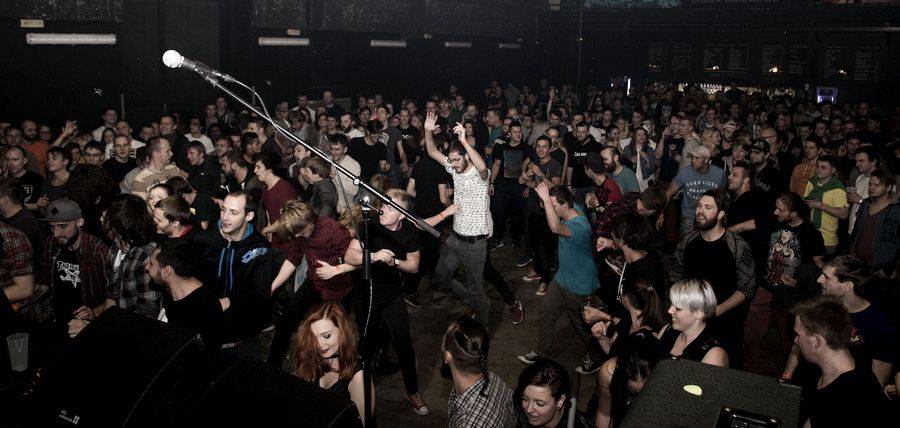 The Qemists v Brně splynuli s publikem: Nošení na rukou si všichni užili dosyta