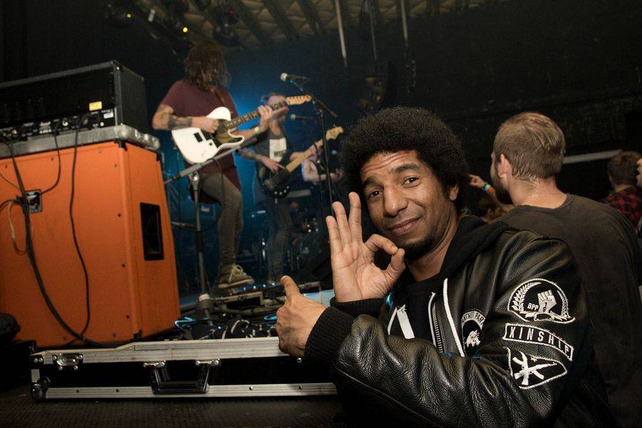 The Qemists v Brně splynuli s publikem: Nošení na rukou si všichni užili dosyta