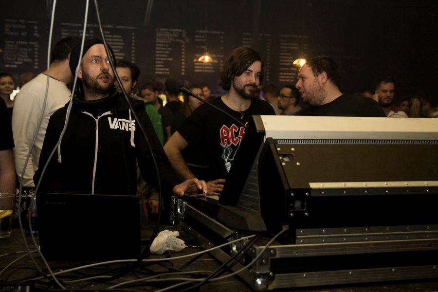 The Qemists v Brně splynuli s publikem: Nošení na rukou si všichni užili dosyta