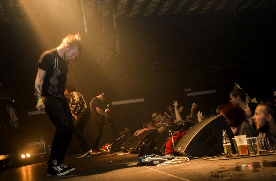 The Qemists v Brně splynuli s publikem: Nošení na rukou si všichni užili dosyta