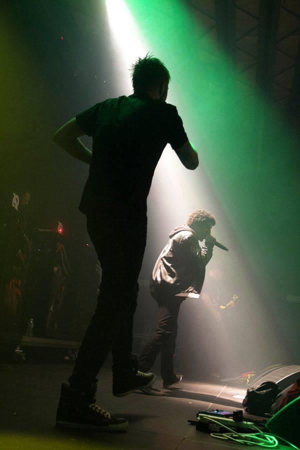 The Qemists v Brně splynuli s publikem: Nošení na rukou si všichni užili dosyta