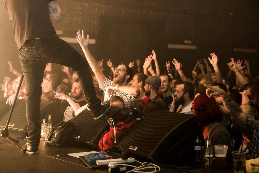 The Qemists v Brně splynuli s publikem: Nošení na rukou si všichni užili dosyta