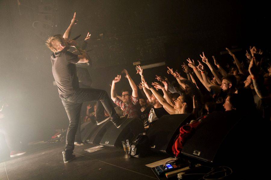 The Qemists v Brně splynuli s publikem: Nošení na rukou si všichni užili dosyta