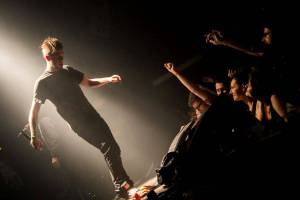 The Qemists v Brně splynuli s publikem: Nošení na rukou si všichni užili dosyta