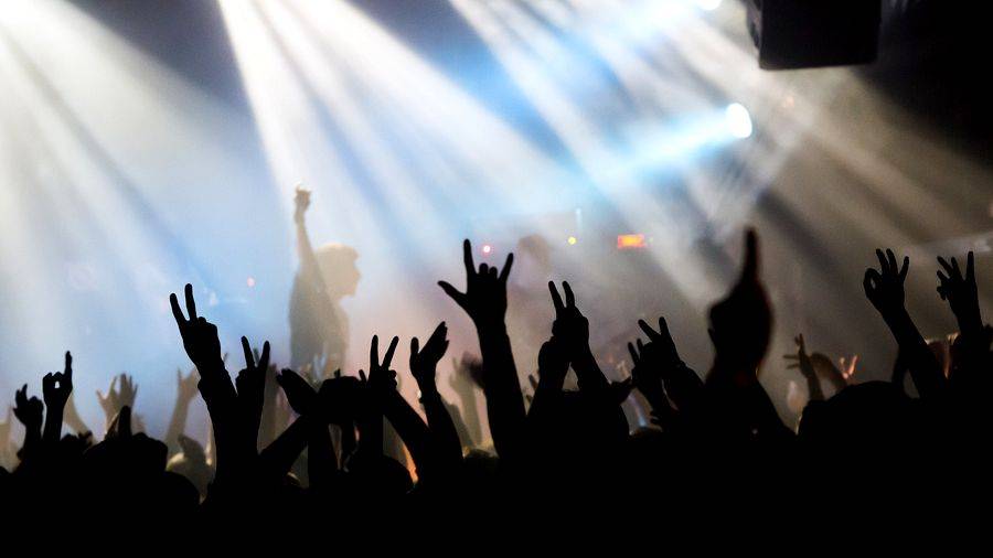 The Qemists v Brně splynuli s publikem: Nošení na rukou si všichni užili dosyta