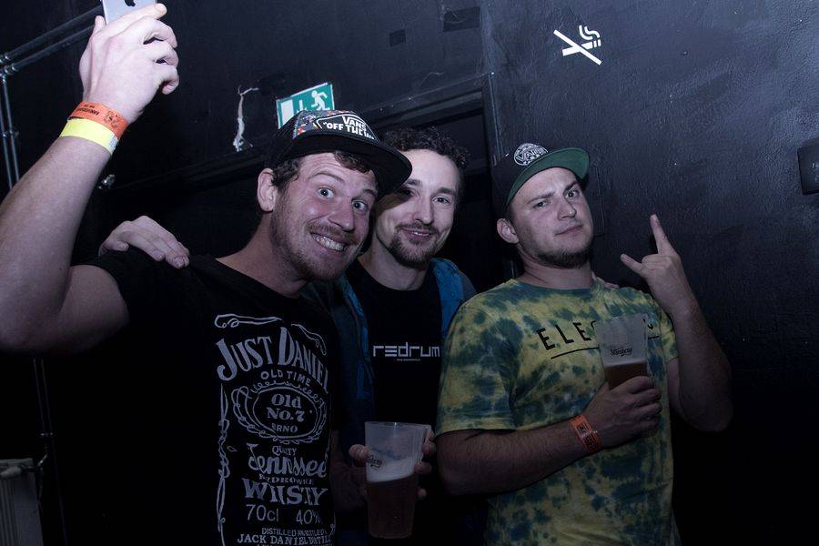 The Qemists v Brně splynuli s publikem: Nošení na rukou si všichni užili dosyta