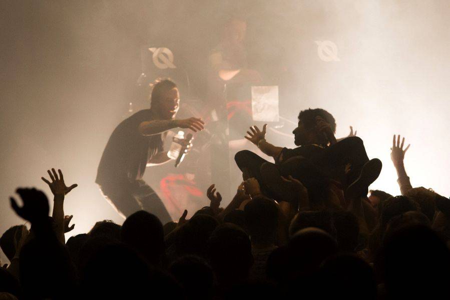 The Qemists v Brně splynuli s publikem: Nošení na rukou si všichni užili dosyta