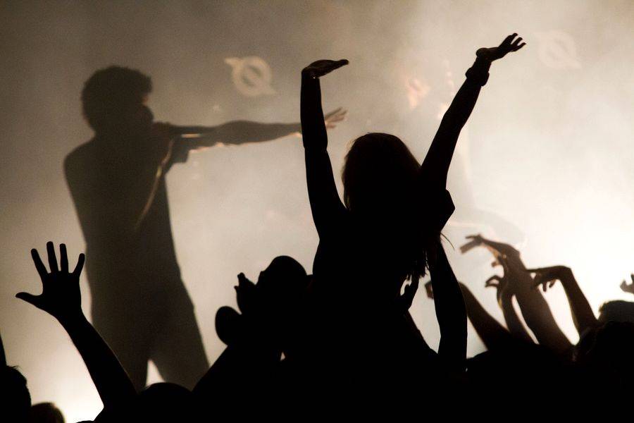 The Qemists v Brně splynuli s publikem: Nošení na rukou si všichni užili dosyta