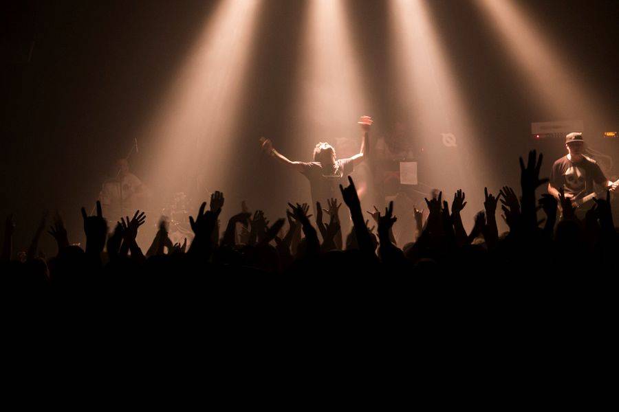 The Qemists v Brně splynuli s publikem: Nošení na rukou si všichni užili dosyta