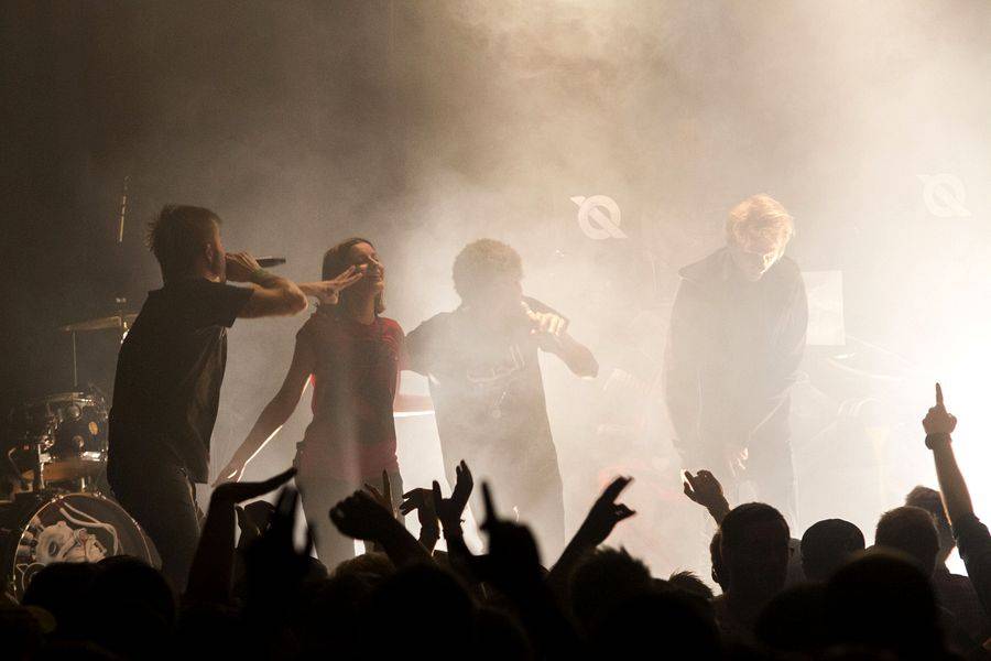 The Qemists v Brně splynuli s publikem: Nošení na rukou si všichni užili dosyta