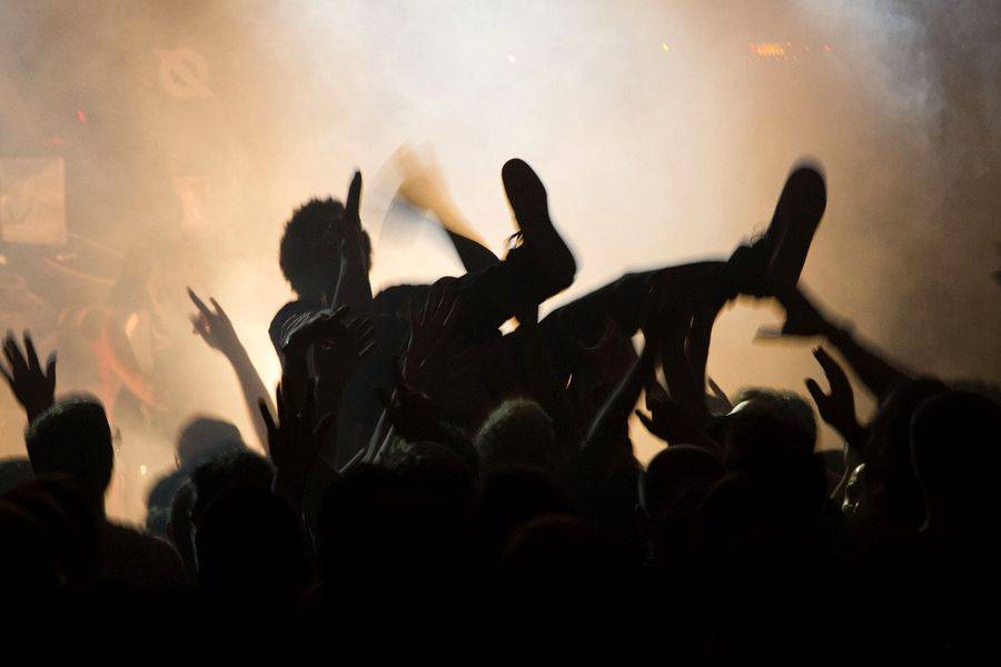 The Qemists v Brně splynuli s publikem: Nošení na rukou si všichni užili dosyta