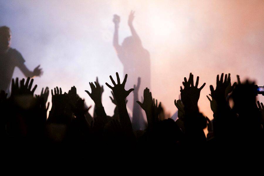 The Qemists v Brně splynuli s publikem: Nošení na rukou si všichni užili dosyta