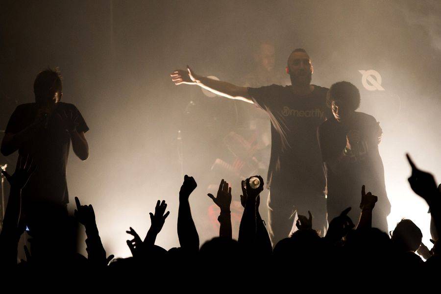 The Qemists v Brně splynuli s publikem: Nošení na rukou si všichni užili dosyta