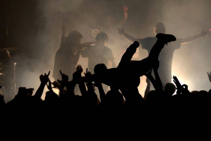 The Qemists v Brně splynuli s publikem: Nošení na rukou si všichni užili dosyta