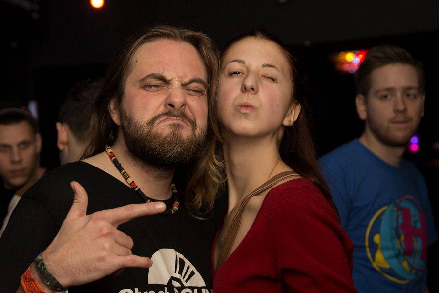 The Qemists v Brně splynuli s publikem: Nošení na rukou si všichni užili dosyta