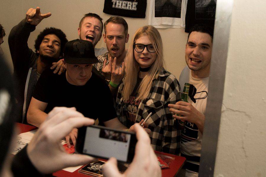 The Qemists v Brně splynuli s publikem: Nošení na rukou si všichni užili dosyta