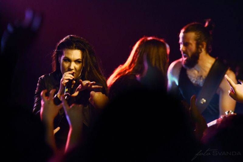 Amaranthe s hosty rozpoutali v Praze metalové peklo