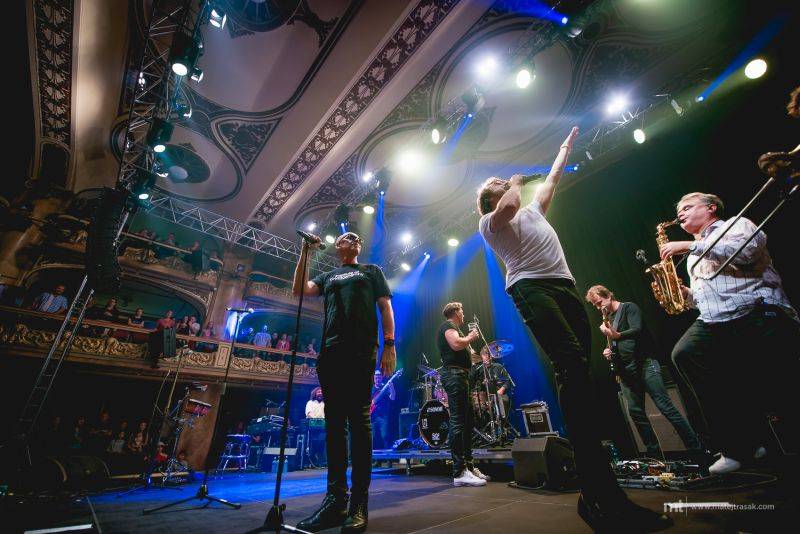 J.A.R. s funkovou jízdou ovládli Lucernu. Dorazil i Vladimír Mišík